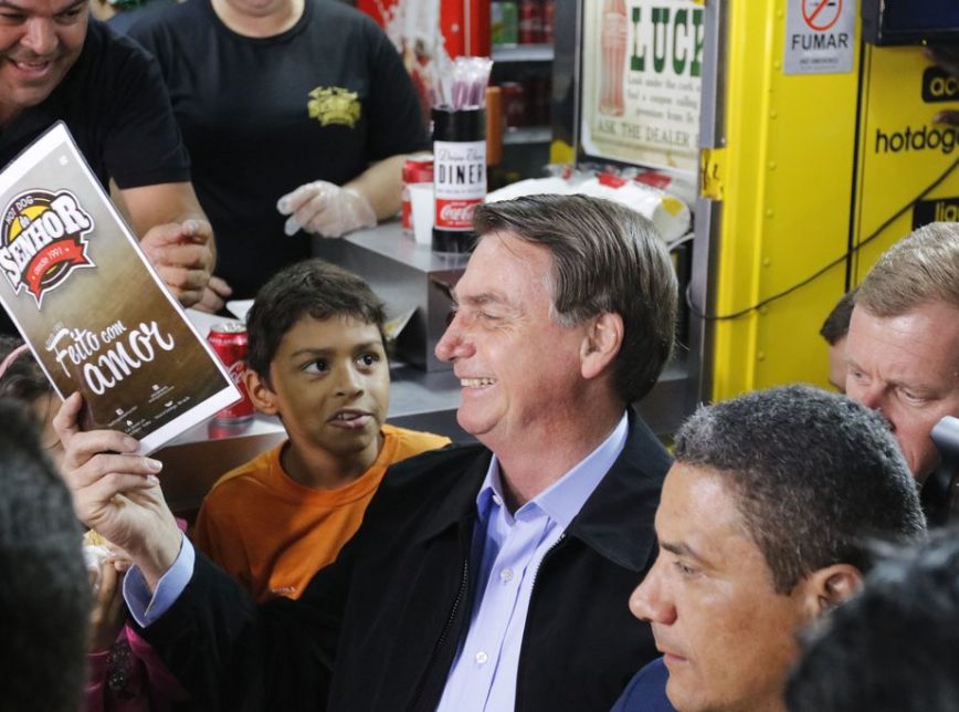 Bolsonaro associa Argentina à Venezuela e pede a Deus reeleição