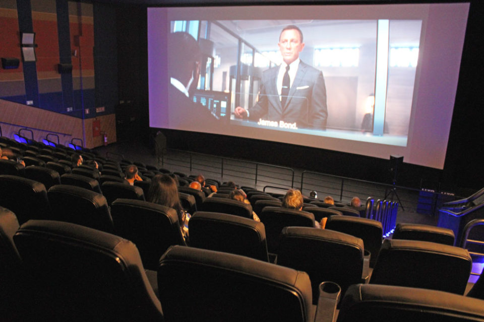 Cine Esmeralda comemora reabertura após sete meses