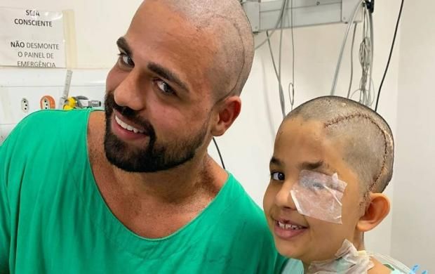 Menino de 8 anos raspa cabelo de médico após cirurgia