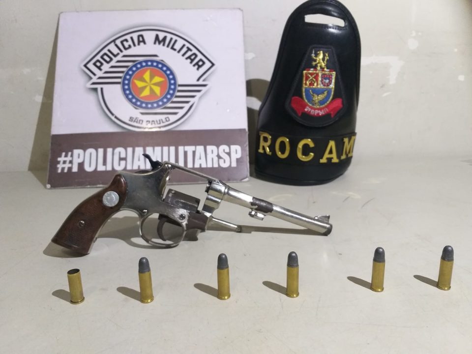 Rapaz é preso pela PM com arma na rodovia SP-294