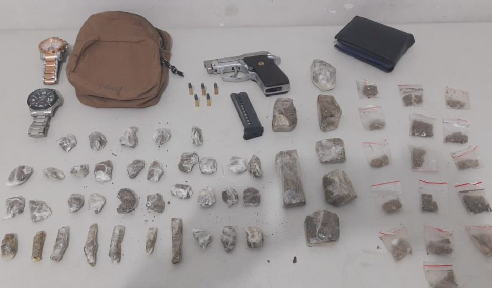 Dupla é presa com maconha e arma na zona Oeste