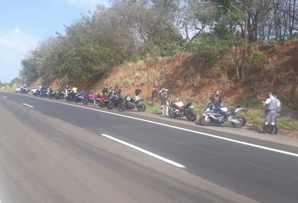 Polícia fiscaliza e autua motos na rodovia SP-294