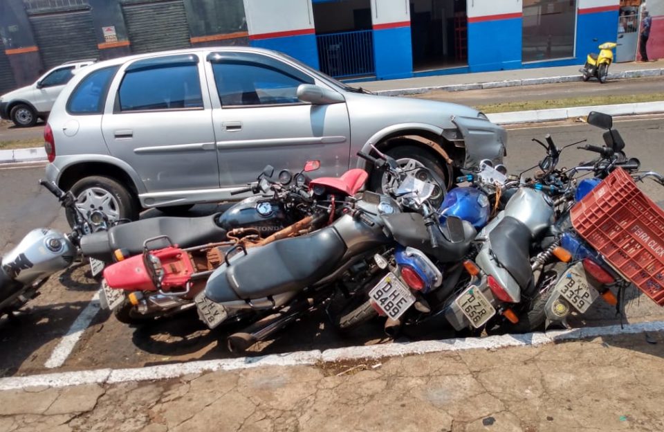 Carro derruba 15 motos estacionadas na região