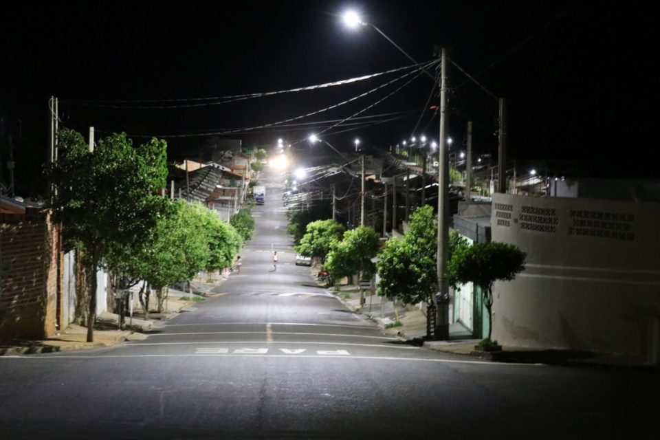 Prefeitura troca iluminação de ruas do bairro Santa Antonieta