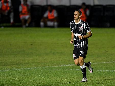 Gustavo Mantuan festeja o primeiro gol pelo Corinthians