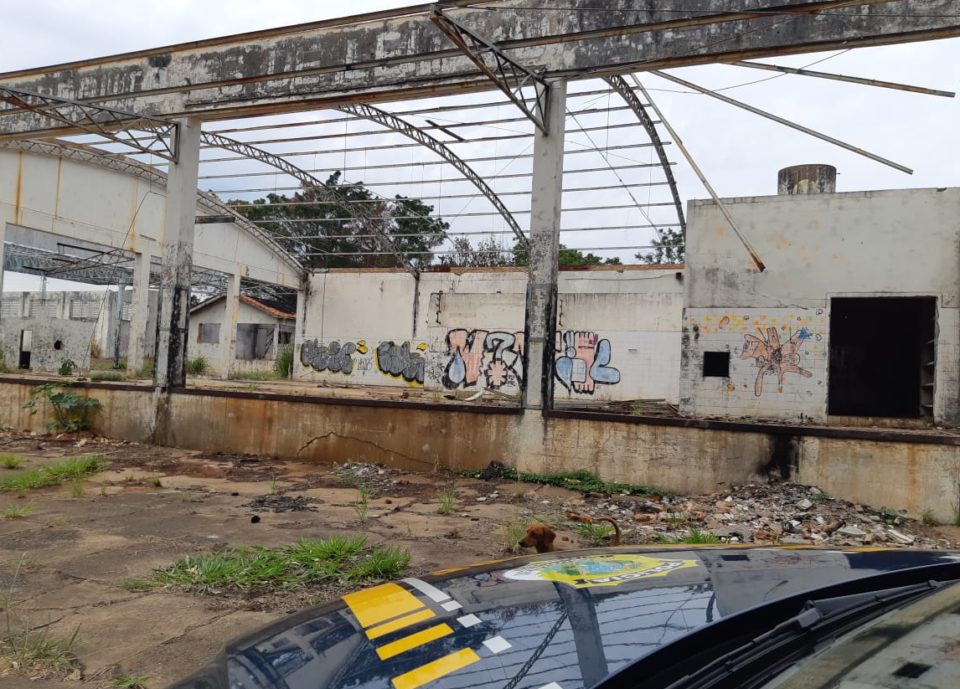 Dupla é detida furtando estrutura metálica