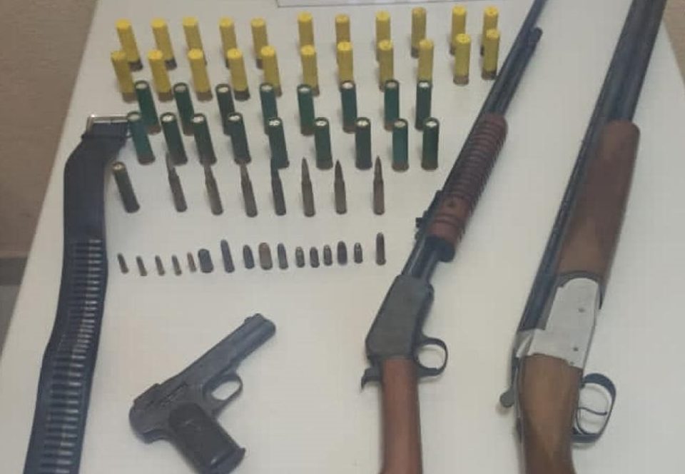 Homem é preso com armas após agredir namorada