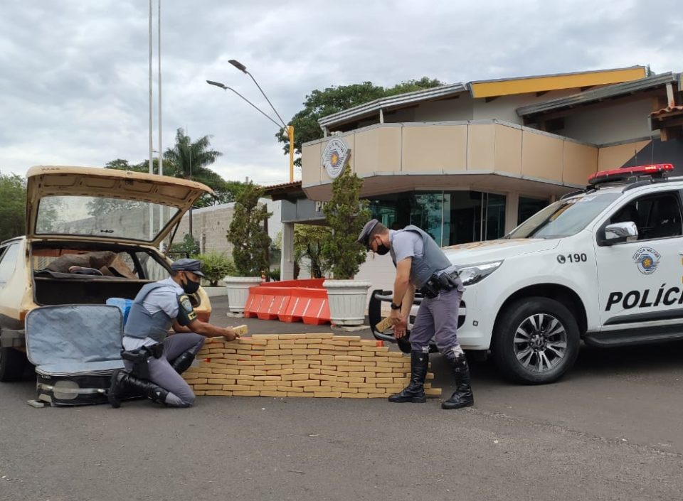 Casal é preso com maconha em carro na SP-294