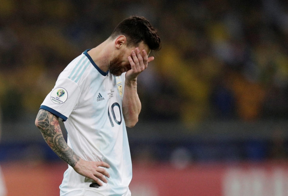 Lionel Messi perde a paciência com árbitro brasileiro