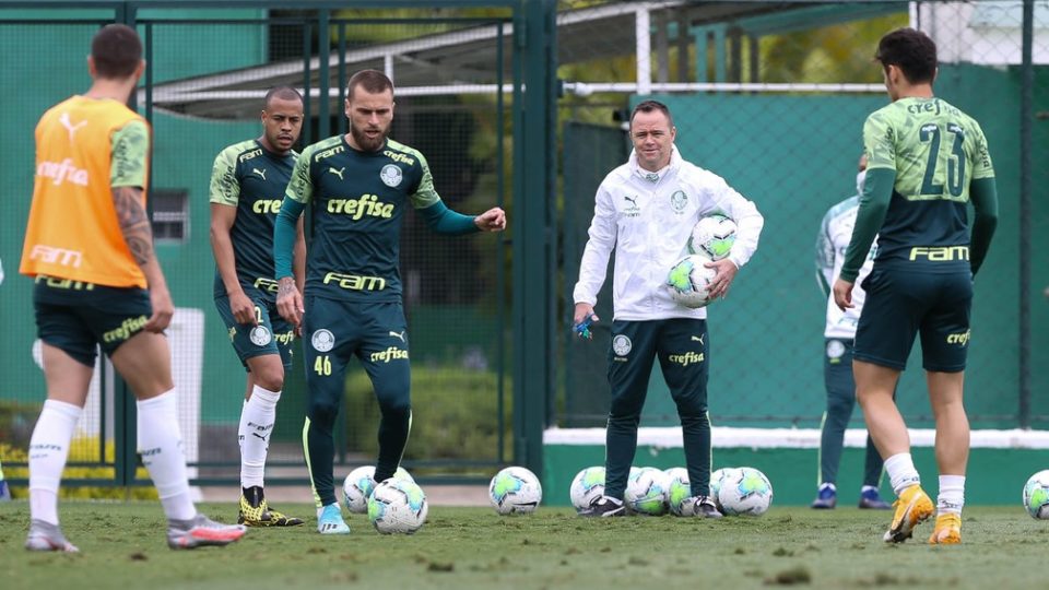 Andrey Lopes deixa de ser interino no Palmeiras