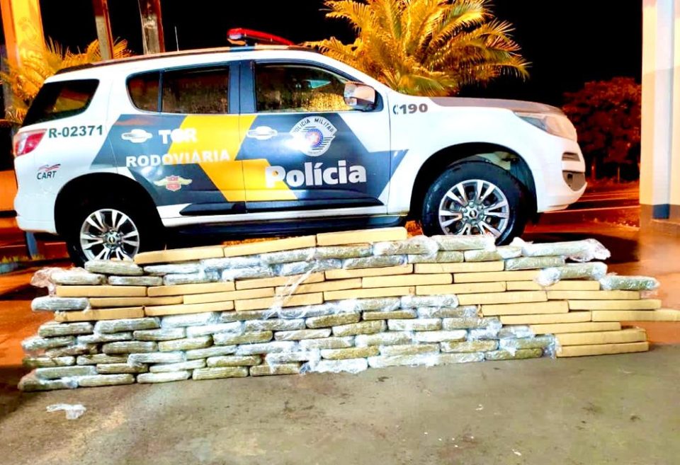 Homem é preso com 101 tabletes de maconha na SP-225
