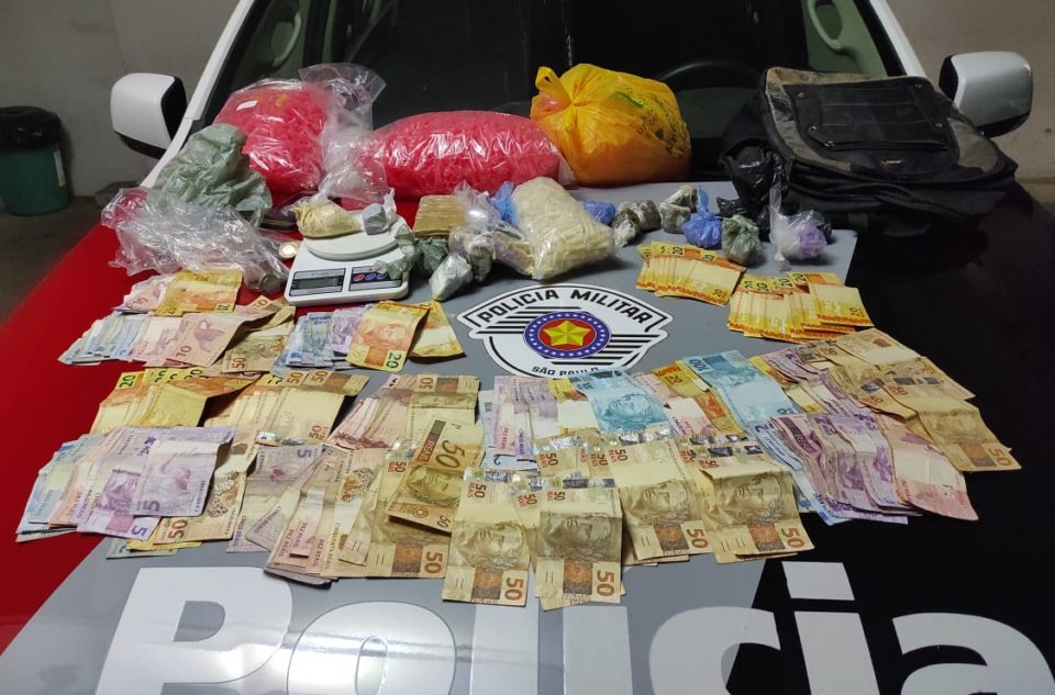Mulher e homem são presos com droga e dinheiro na zona Sul