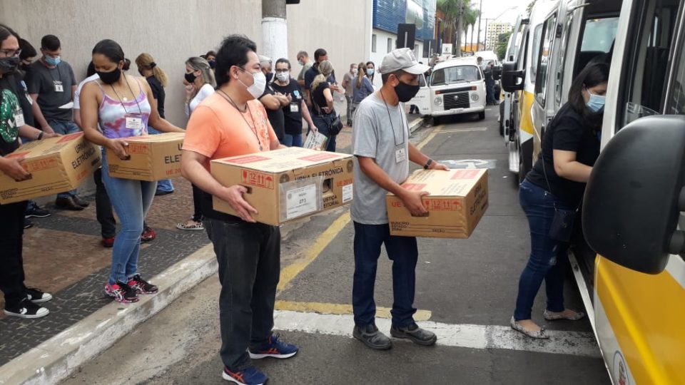 Urnas são entregues em locais de votação em Marília