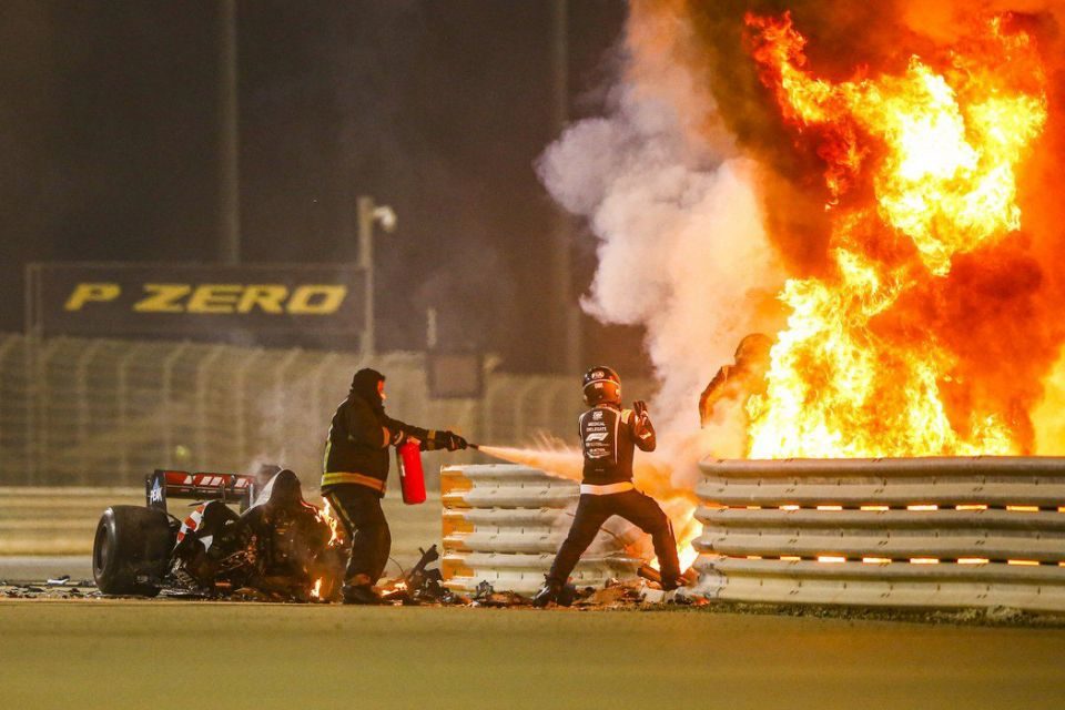 Piloto Romain Grosjean sofre acidente e carro explode na F1