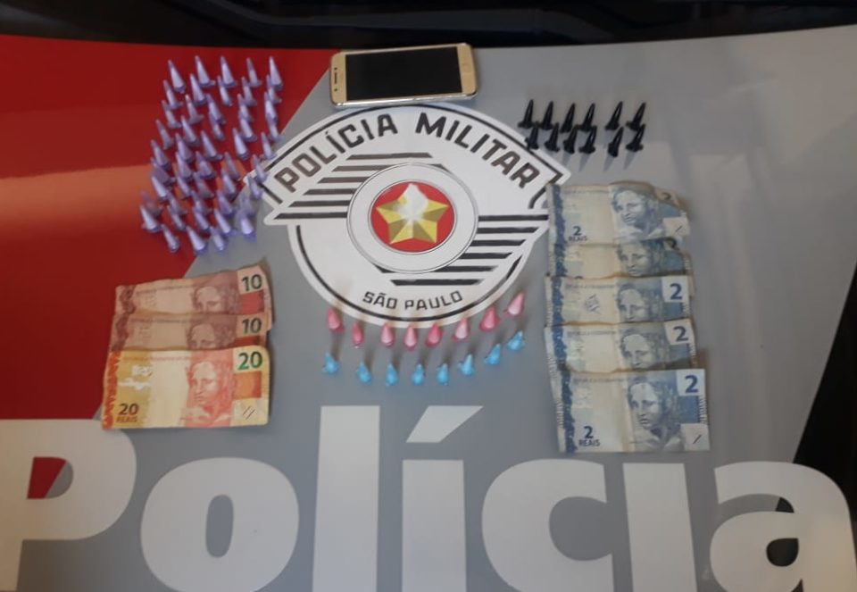 Homem e mulher são presos com drogas no Azaleias