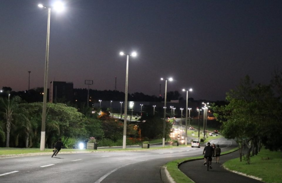 Prefeitura troca iluminação na Av. Sanches Cibantos