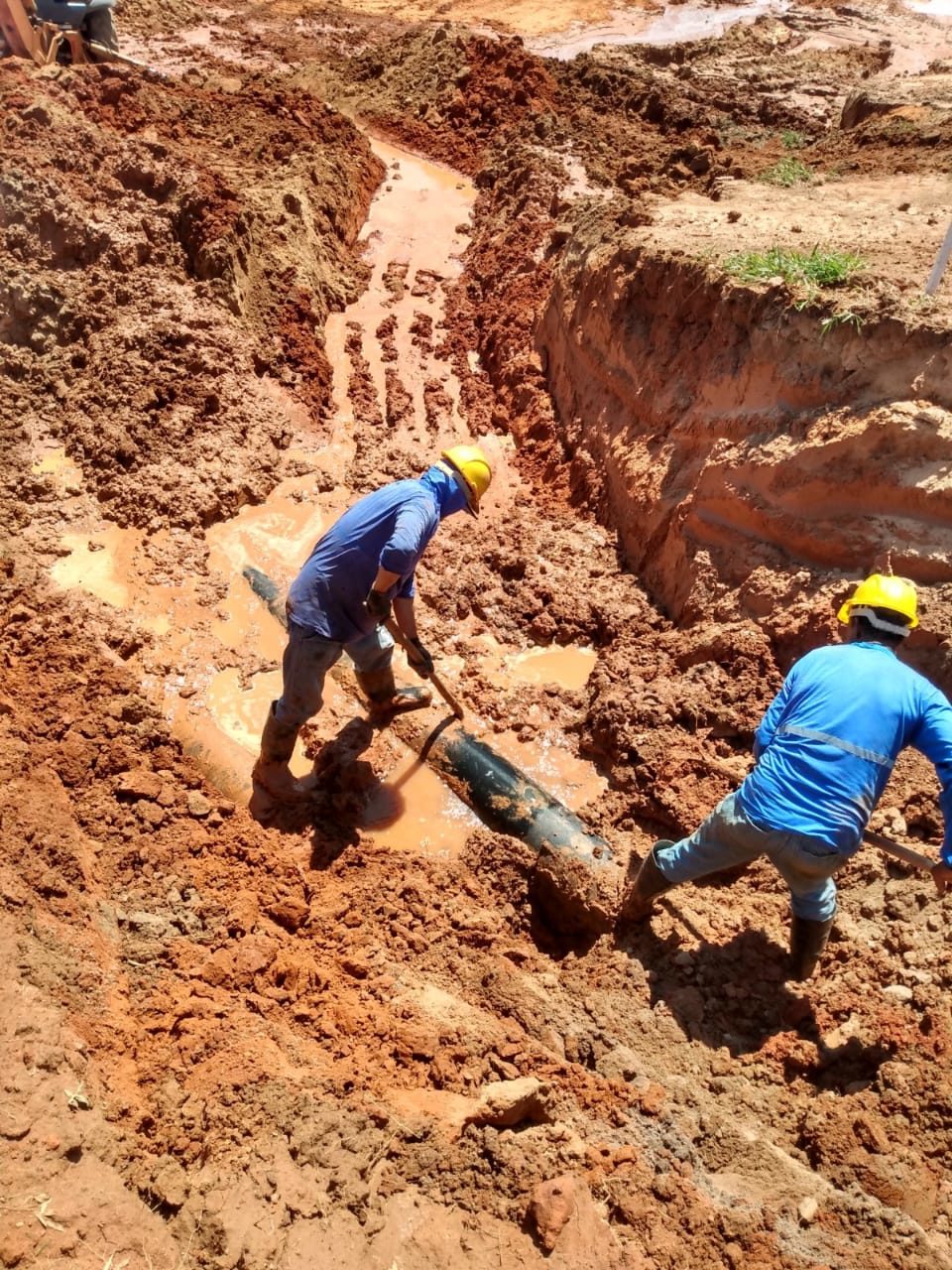 Adutora do Cascata rompe e pode faltar água na zona Leste