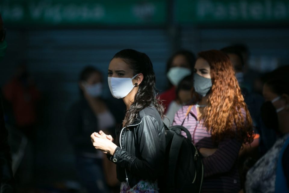 Brasil tem a maior taxa de transmissão de covid desde maio