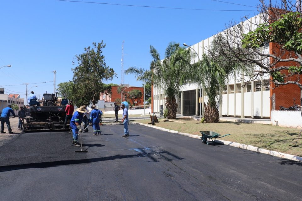 Prefeitura inicia pavimentação da rua Capitão Alberto Mendes Júnior