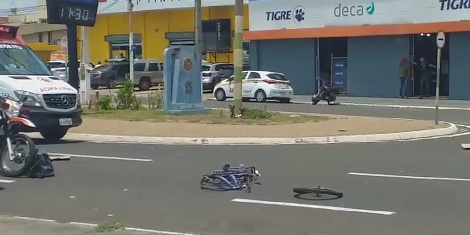 Ciclista e motociclista ficam feridos em acidente
