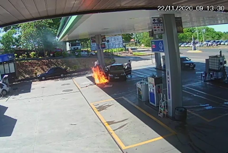 Imagens mostram carro batendo em bomba de combustível