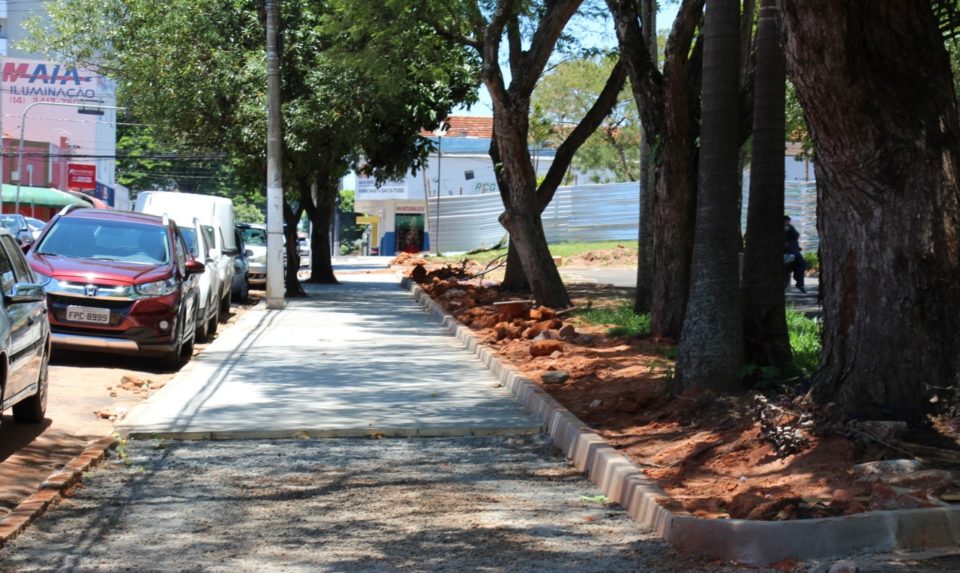 Prefeitura finaliza bolsões para estacionar em praça