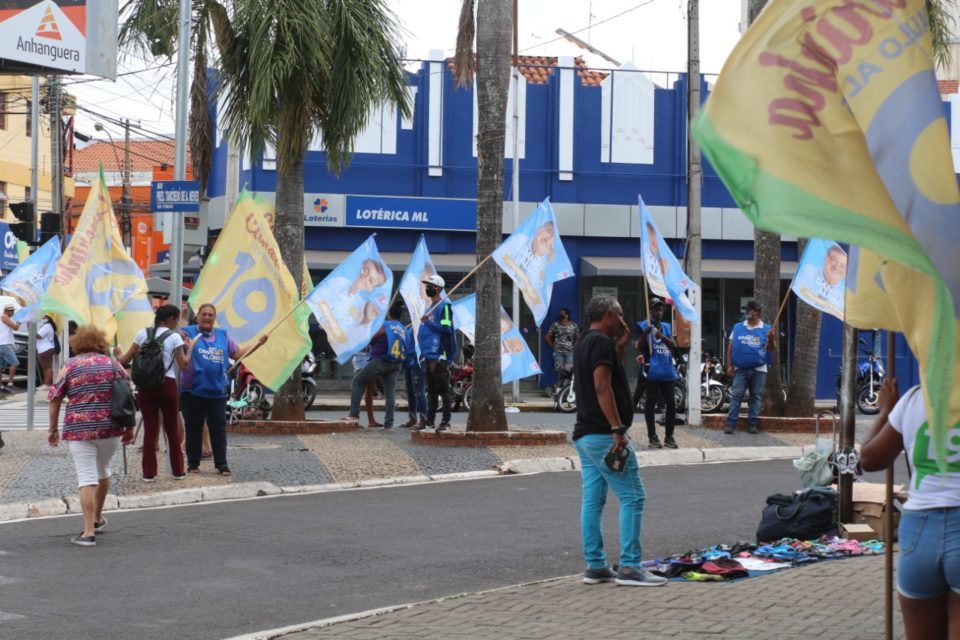 Cabos eleitorais divergem na política, mas compartilham histórias