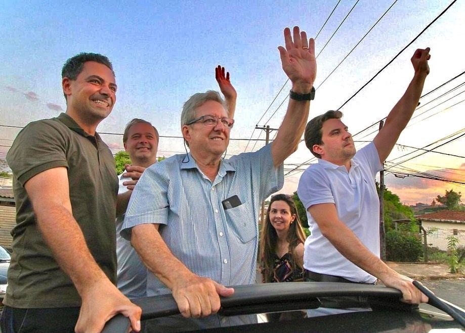 Vídeo mostra Camarinha mandando dar dinheiro na Vila Barros