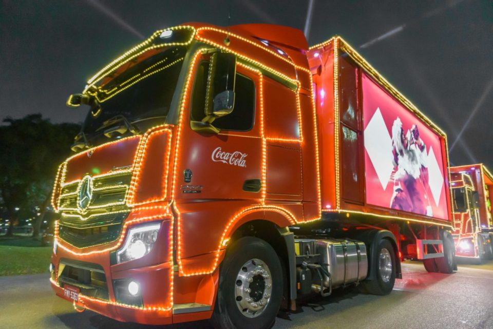 Marília recebe caravana iluminada de Natal da Coca