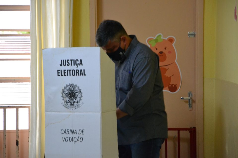 Capitão Eliton, candidato do PV, vota na zona Sul de Marília