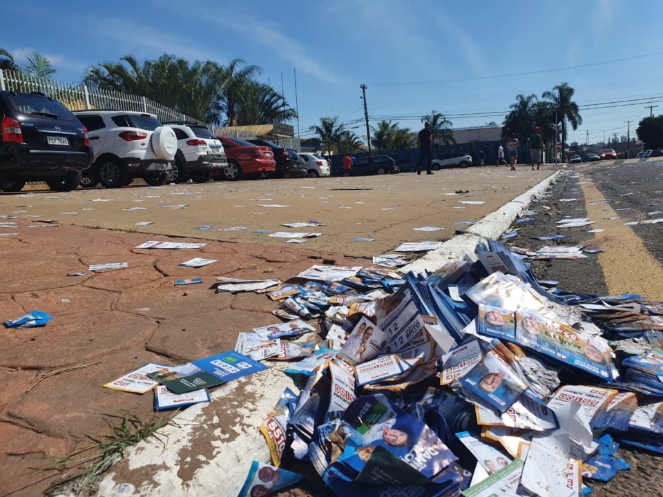 Mais uma vez ‘santinhos’ emporcalham seções eleitorais