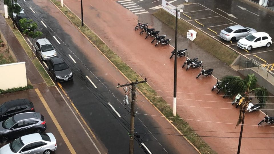 Chuva causa alagamento e transtornos na cidade, mas sem incidentes