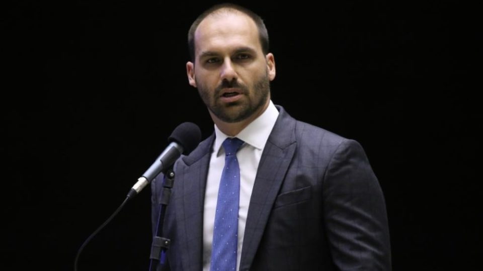 Deputados pedem saída de Eduardo Bolsonaro de comissão