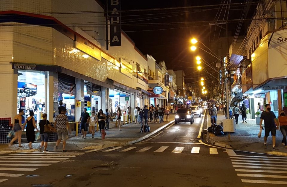 Chuva reduz movimento no comércio durante a Black Friday