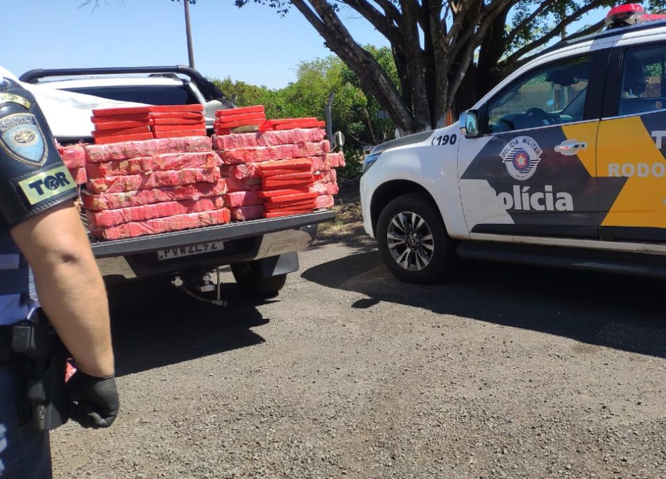 Homem é preso com caminhonete furtada e 300 quilos de maconha