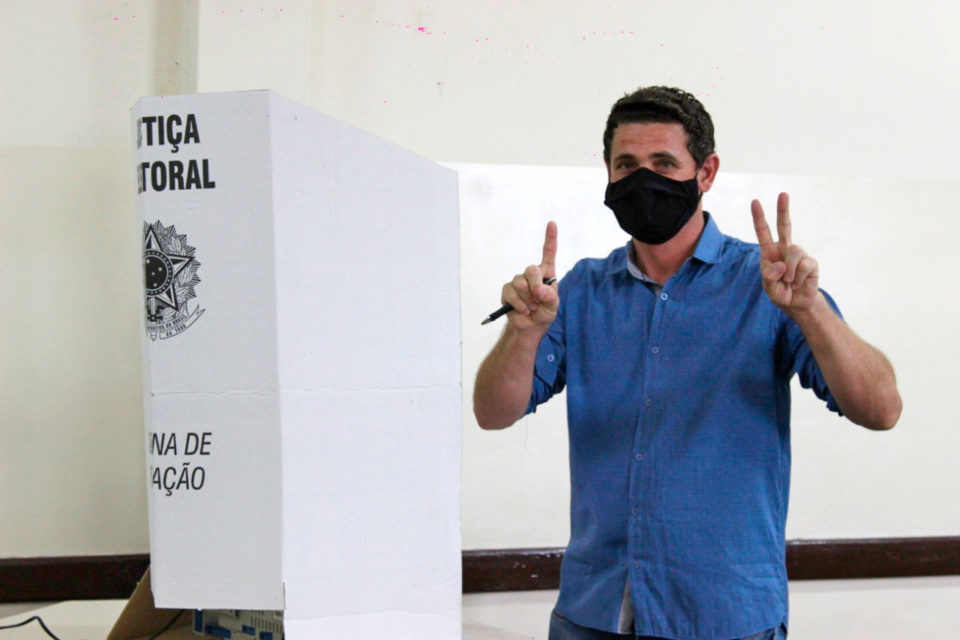 Adão vota no Colégio Bezerra de Menezes e enfrenta fila