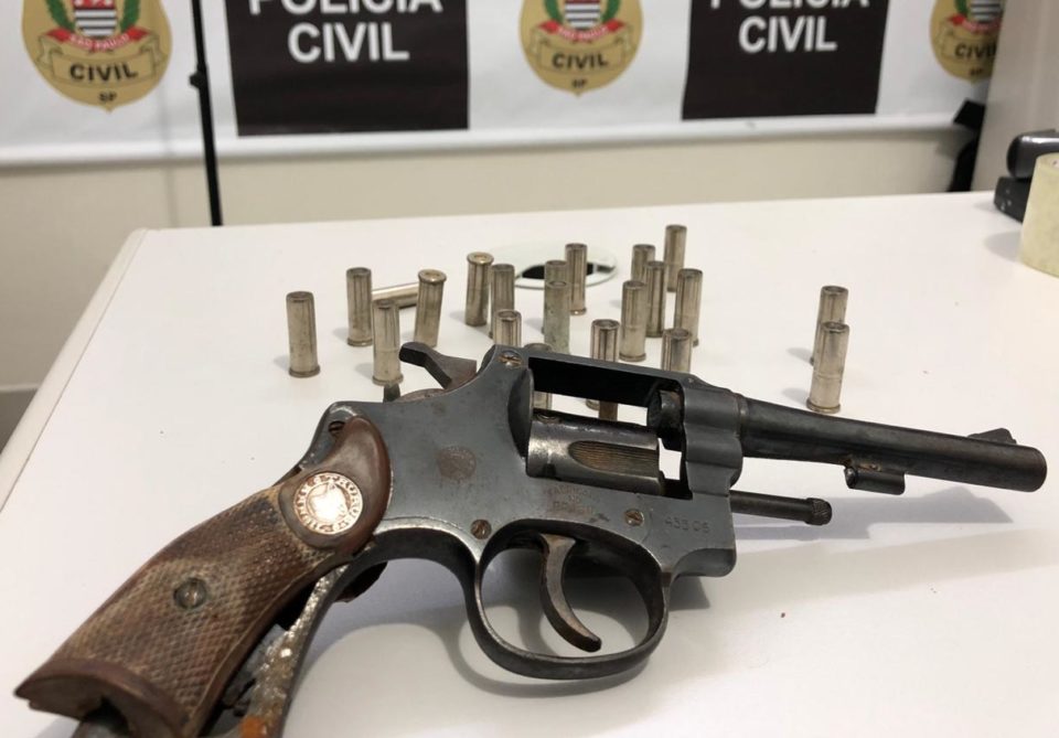 DIG prende homem com arma ilegal na zona Leste