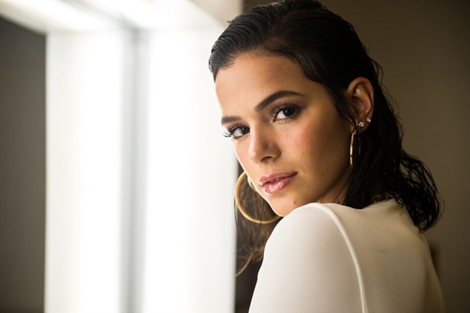 Bruna Marquezine anuncia contrato com a Netflix