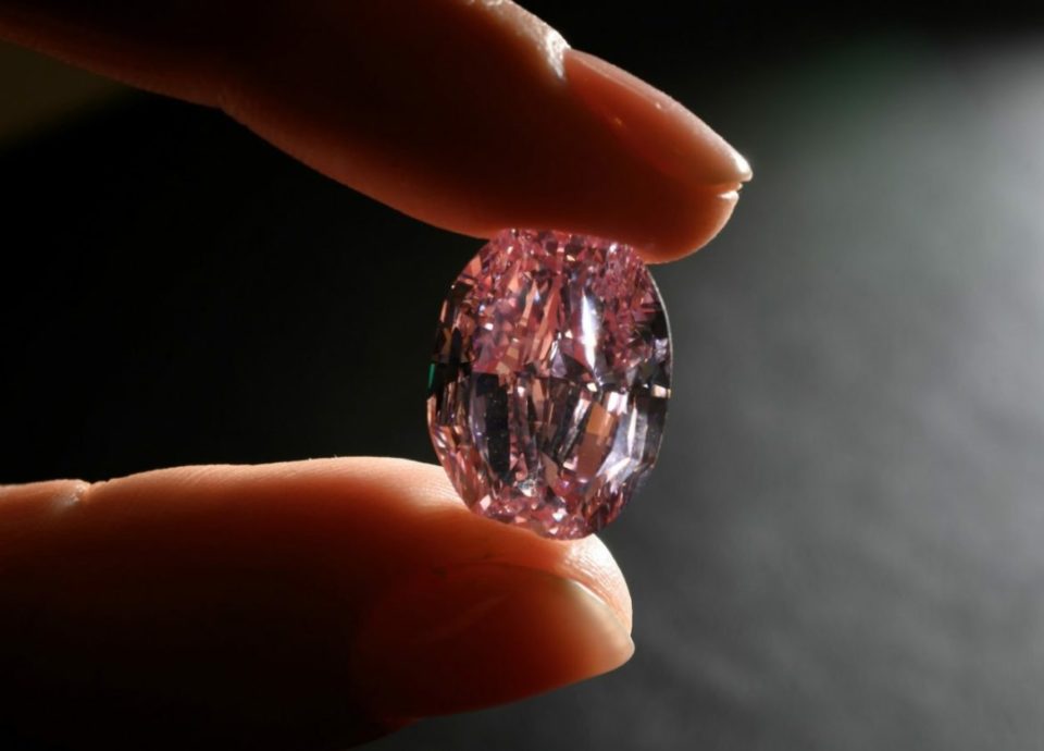 Raro diamante rosa é vendido por US$ 26,6 milhões