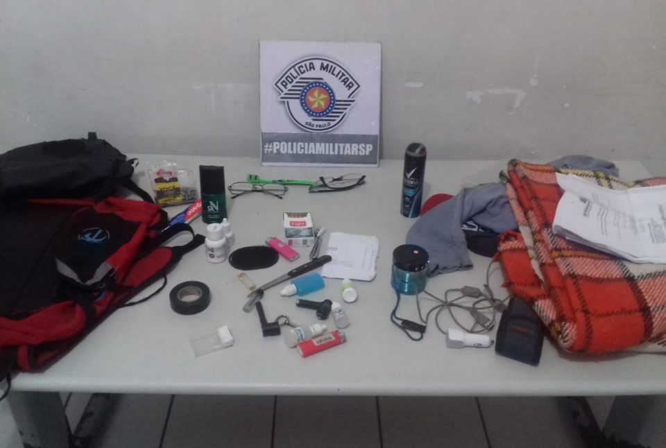 Homem é preso com drogas e PM recupera carro furtado