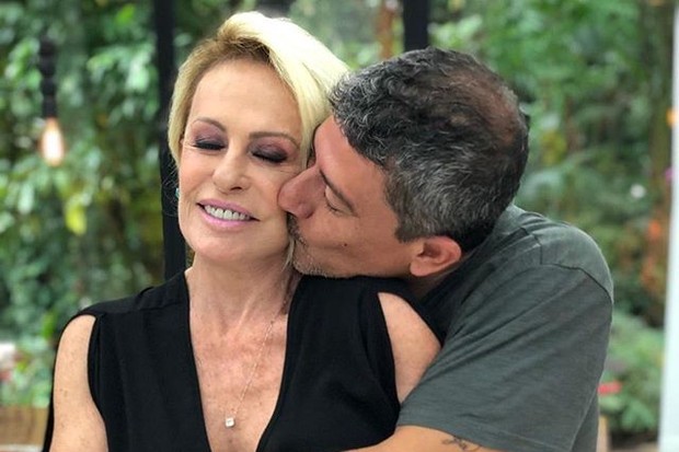 Ana Maria Braga participa de missa de 7º dia de Tom Veiga