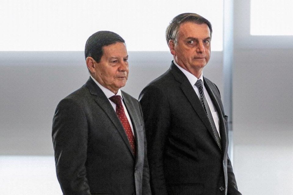 Bolsonaro critica processo eleitoral; Mourão elogia