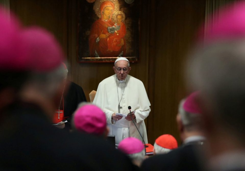 Vaticano diz que fala de papa não muda doutrina da igreja