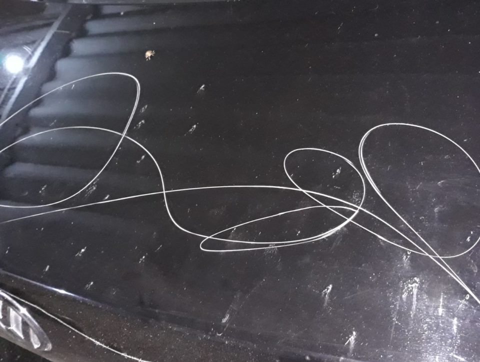 Funcionário público tem carro riscado durante velório