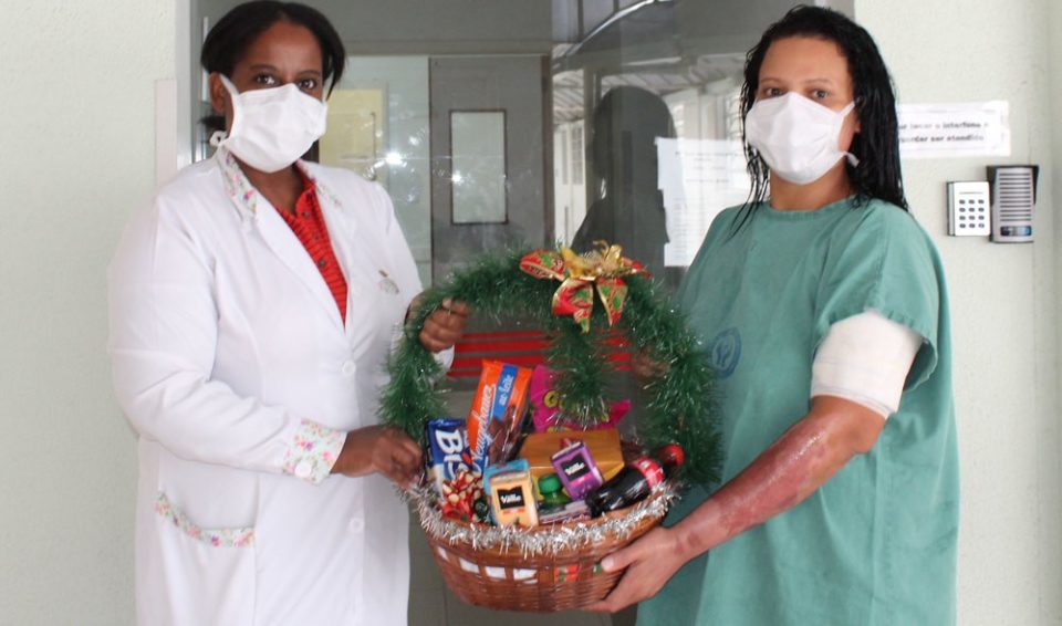 Pacientes da UTQ da Santa Casa recebem cestas de natal