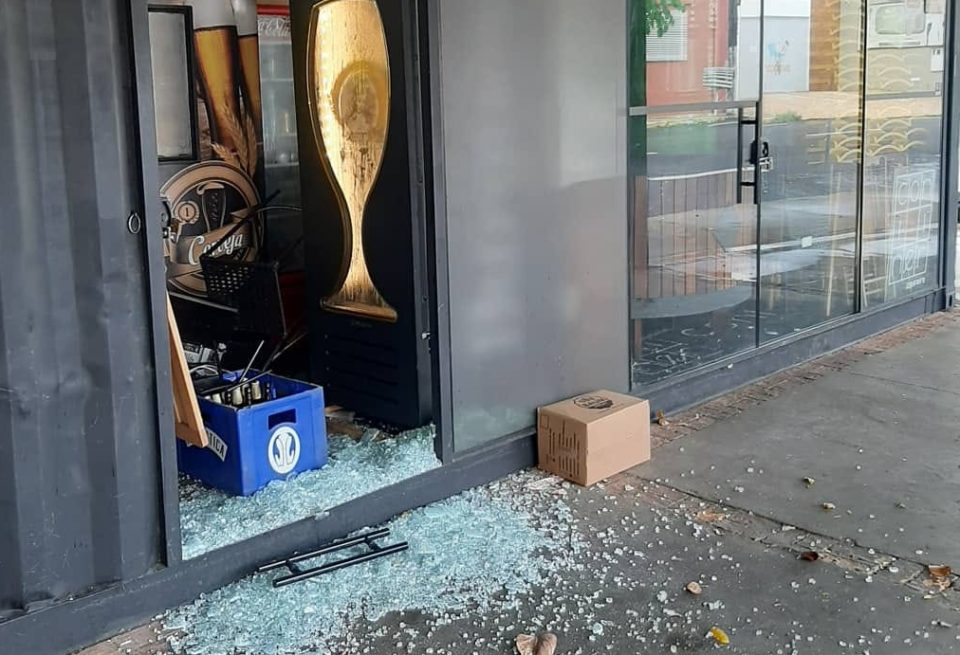 Trio estoura blindex e furta bar na Avenida República