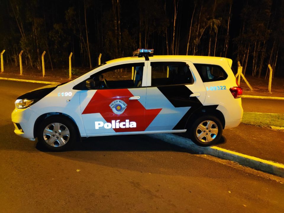 Homem é preso por embriaguez após bater carro em poste