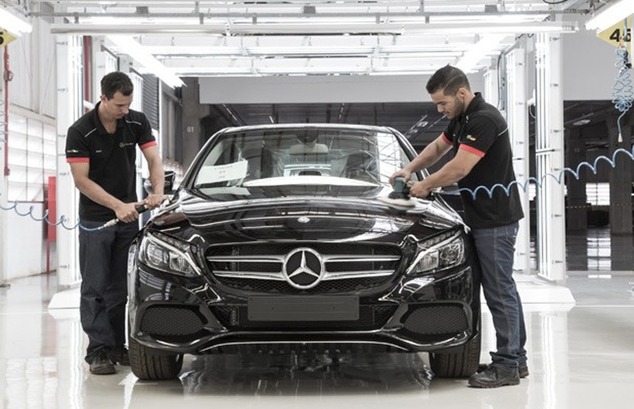 Mercedes encerra produção de carros no Brasil