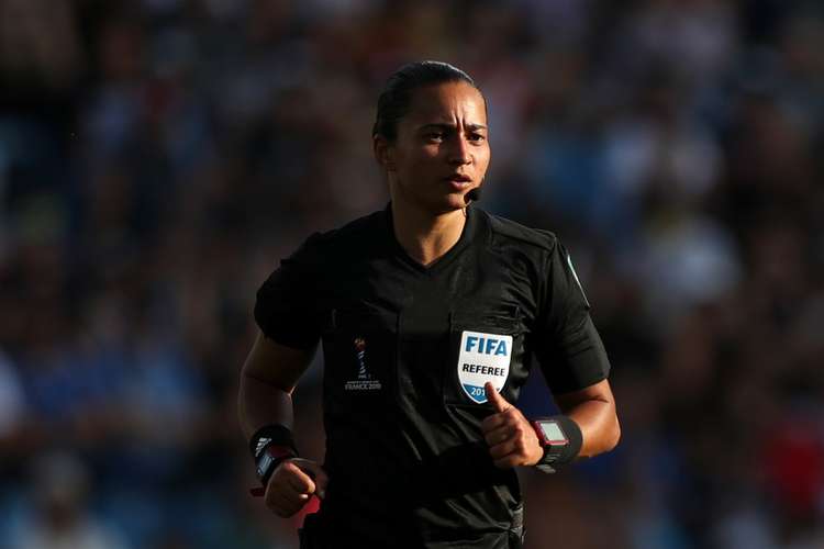 CBF indica lista de árbitros e assistentes Fifa com 12 mulheres