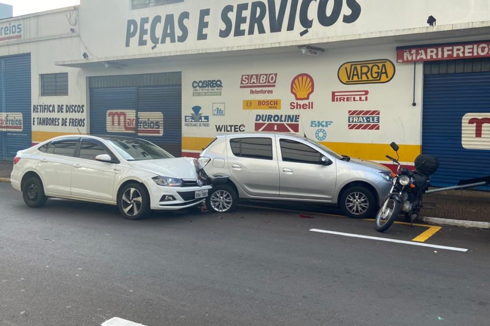Motorista perde o controle e bate em carro estacionado